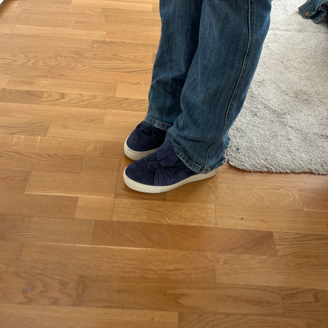 Blå mockasneakers med rosett från Dasia - 1