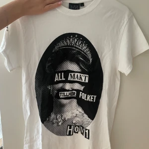 Hov1 T-shirt  - Säljer denna super fina hov1 T-shirt pågrund av att jag har två likadana. Köptes på hov1s hemsida 2022 och är endast använt ett fåtal gånger och därav i ett väldigt gott skick, skriv om ni har frågor eller vill ha fler bilder. Pris kan alltid diskuteras💛