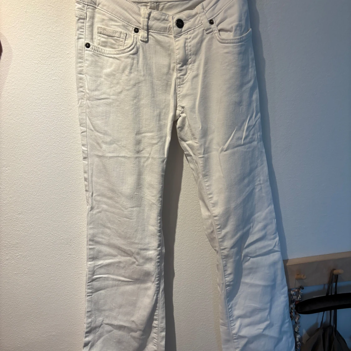 Vita bootcut jeans från Subdued - 1