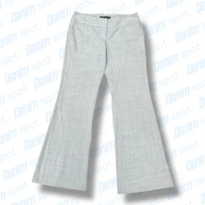 Ljusgrå lågmidjade kostymbyxor💙 - Se mått ~ (uppskattat) strl: M • Mått: Längd: 102 cm Innerbenslängd: 84 cm midjebredd: 42 cm lårbredd: 29,5 Benöppning: 30cm •  Vid frågor, meddela här! 💙