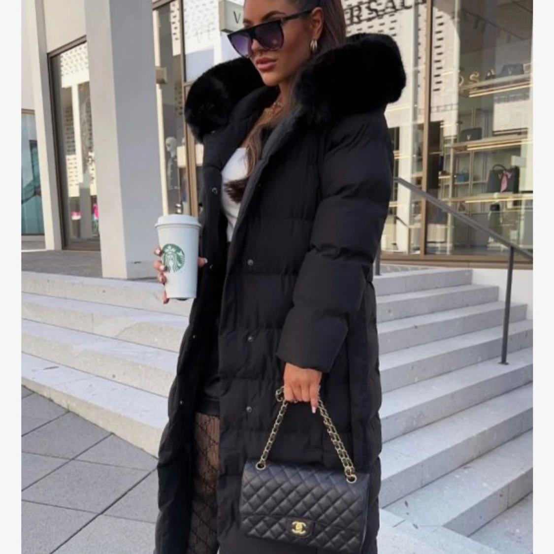 Lång svart dunjacka med fuskpäls