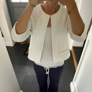 Vit stickad kofta  - Vit trekvartsärmad kofta från Street One i storlek 38. Fint skick. Använd gärna köp nu!