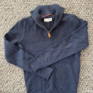 Pier One stickad tröja - Säljer stickad tröja från Pier One. Strl XS ✅. Passar dig bäst som är ca 165-170cm. Använd fåtal gånger! Skick 9,5-10 👌Hör av dig vid frågor! 