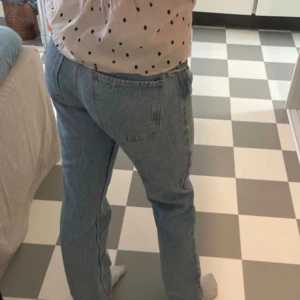 Lågmidjade ljusblå jeans - Ljusblå denim jeans med rak passform och låg midja, från Zara. Perfekta för en avslappnad och tidlös look.