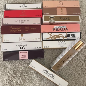 Parfym  äkta - Flera olika parfymer äkta direkt från Arlanda. Helt nya. De är stora testers 33ml för endast 300kr/st. Perfekt storlek att ha med i väskan eller en present till mamma, syster, komois eller till dig själv. Skriv gärna vilken du är intresserad av.