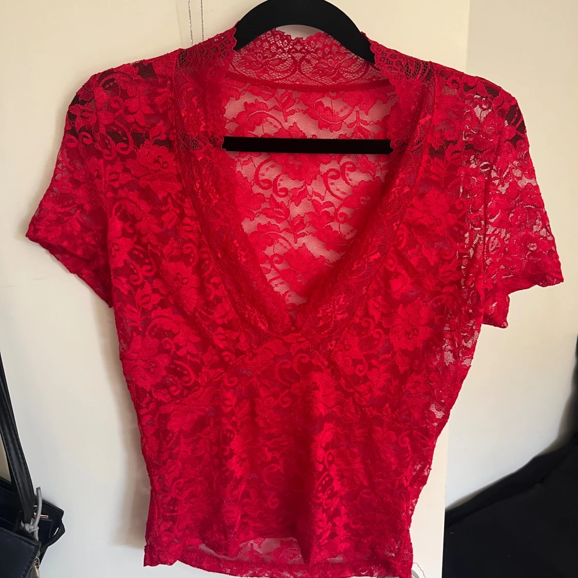Röd spetsblus med v-ringning - 1