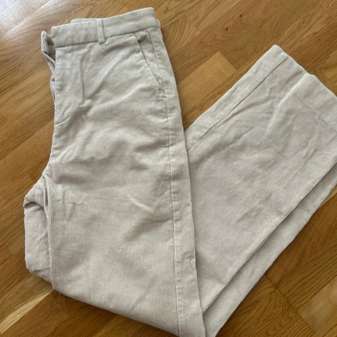 Beiga manchesterbyxor med raka ben