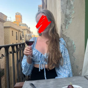 Långärmad topp  - En super fin topp som jag tyvärr har växt ur. Har knytdetalj och knappetalj där fram. Är något kort så passar som en magtröja eller om man har högmidjade byxor/kjol. Använd ett fåtal gånger, väldigt bra skick!  Normal i storleken.