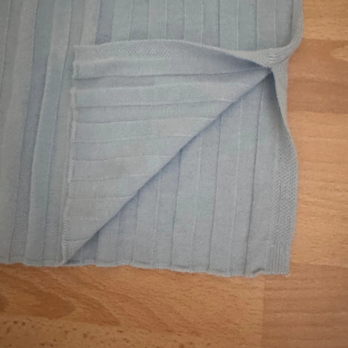 Ljusblå ribbad stickad tröja Divided - 3