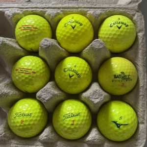  Set med gula golfbollar (blandade märken) - Det här är ett set med 9 gula golfbollar från olika märken som Titleist, Callaway, Bay Hill. Perfekt för dig som vill sticka ut på golfbanan och alltid hitta din boll! Snygga, synliga och redo för nästa runda.