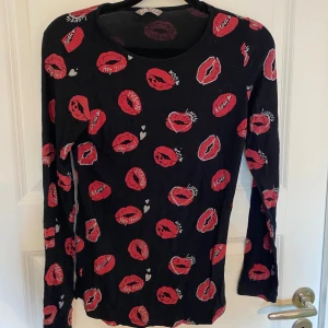 Svart långärmad tröja med röda läppar - Svart långärmad tröja.💋💋