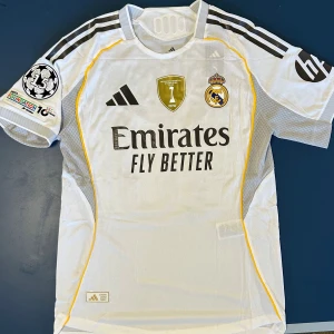 Mbappé Real Madrid Fotbollströja - Helt ny Mbappé Real Madrid Fotbollströja i storlek S