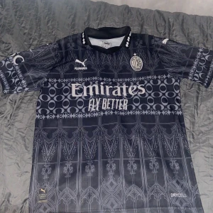 Ac Milan kit - En skön ac Milan t shirt/kit. Byten fungerar och jag frakter ej, möts bara i stockhlm
