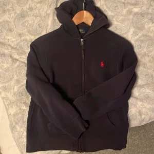 Ralph Lauren hoodie - Tjena! Säljer denna feta Ralph Lauren hoodie. Bra skick. Skriv för frågor! Skulle säga den passar 155-160