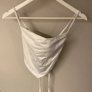 Vit crop top med snörning i ryggen - H&M - Vit crop top med snörning i ryggen från H&M, storlek S 