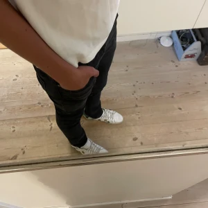 Nudie jeans - Hej! Säljer ett par svarta jeans från Nudie Jeans i storlek 31/32. De har klassisk femficksdesign, raka ben och snyggt diskret broderi på bakfickan. Jeansen är i stretchig bomull och sitter riktigt snyggt med en slim passform.