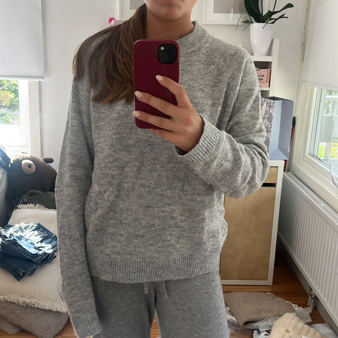 Grå stickad tröja  - 1