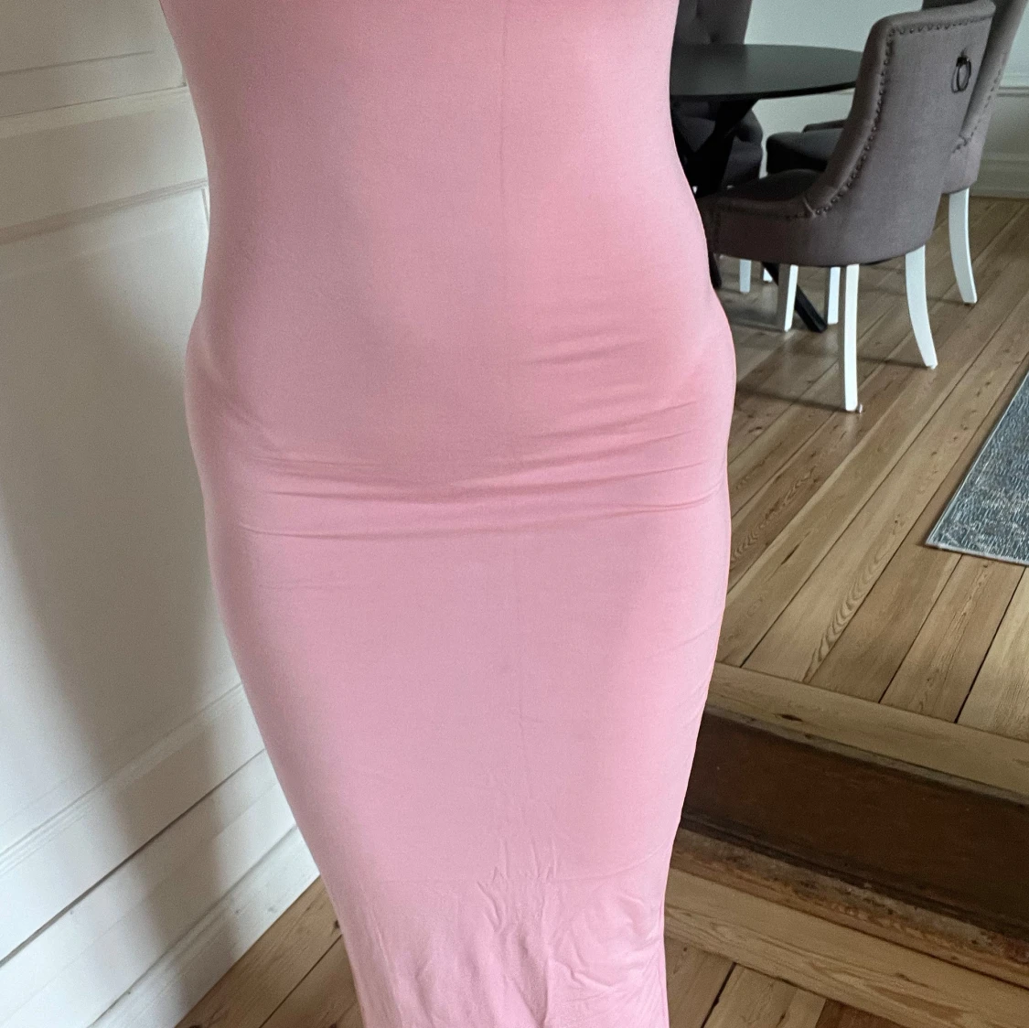 Ljusrosa långklänning med smala axelband - 2