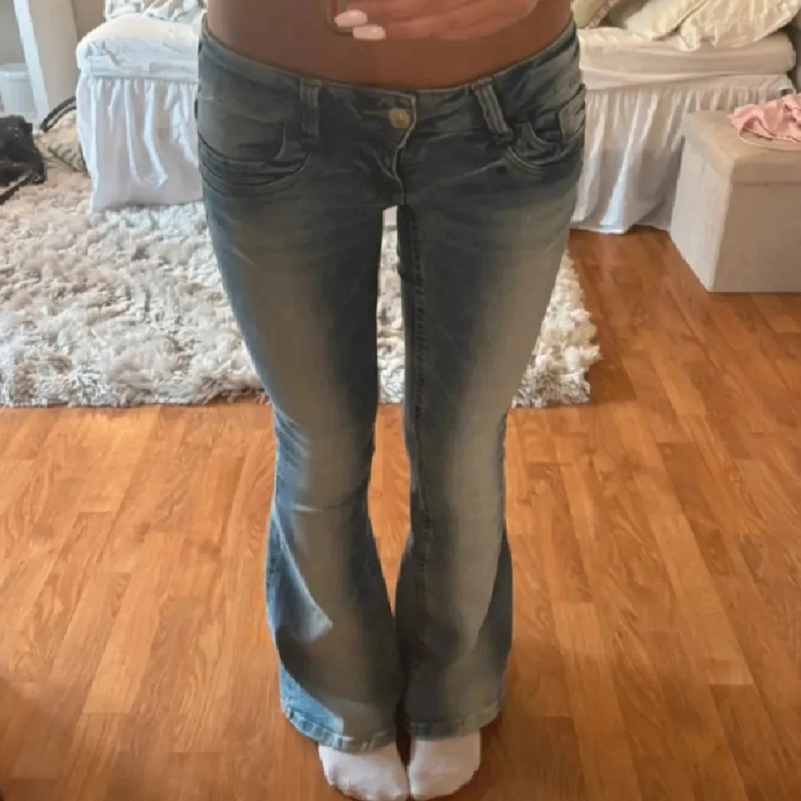 Blå bootcut jeans med låg midja