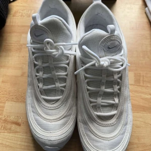 Nike Air Max 97 Triple White - Säljer ett par Nike Air Max 97 i helvitt. Skorna är använda fåtal gånger