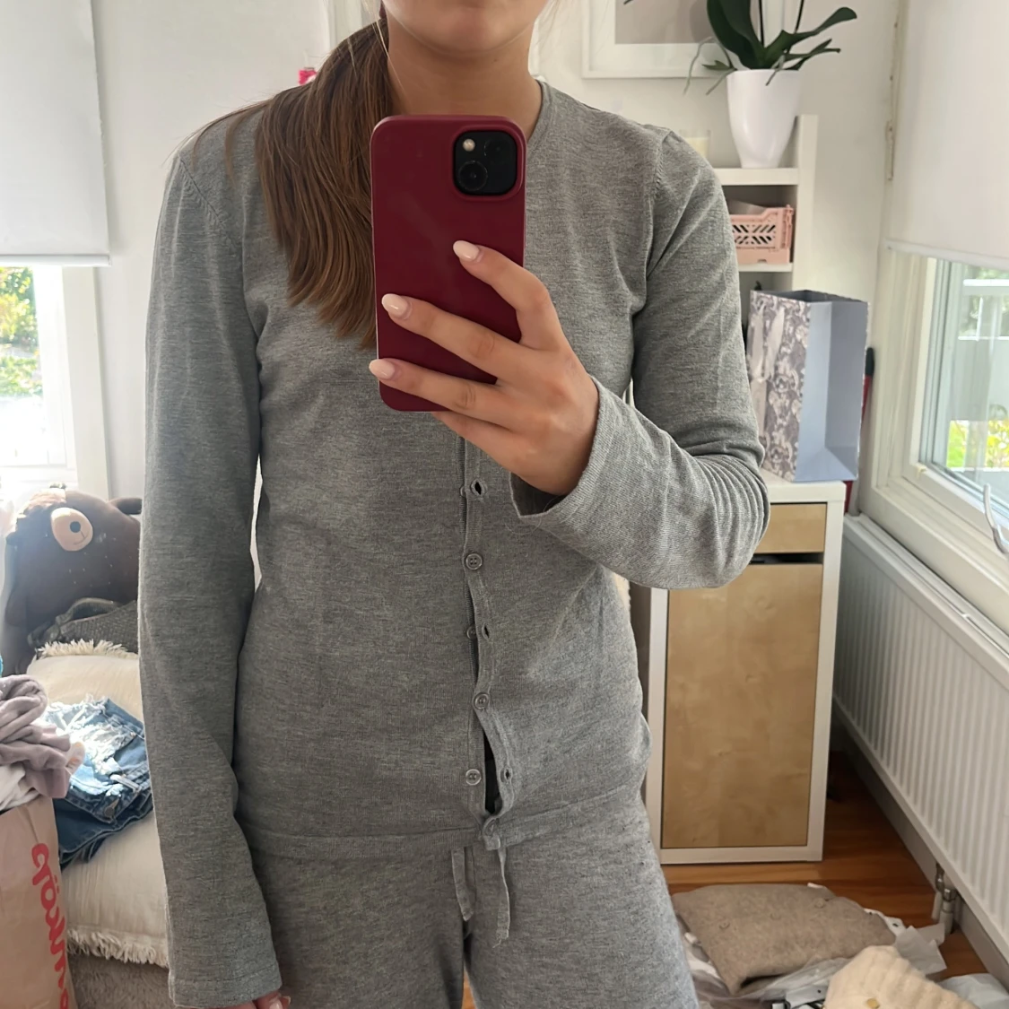 Grå kofta med knappar