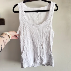 Vit ribbad linne  - Hel och ren