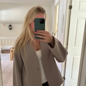 Kappa från Kappahl  - Jättefin grå/beige jacka från Kappahl. Den är i bra skick!