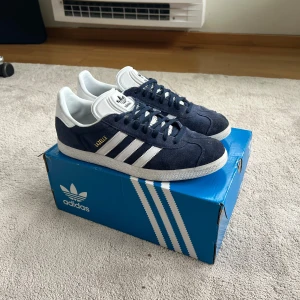 Adidas gazelle skor - Tja, säljer ett par riktigt snygga skor från adidas i modellen gazelle. Storlek 43 1/3. Skorna är i utmärkt skick och har endast används ett fåtal gånger!
