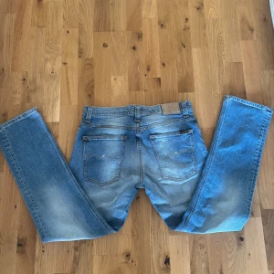 Blå jeans från Nudie Jeans lean dean - Säljer ett par skit snygga nudie byxor i 34/32! Modellen är lean dean