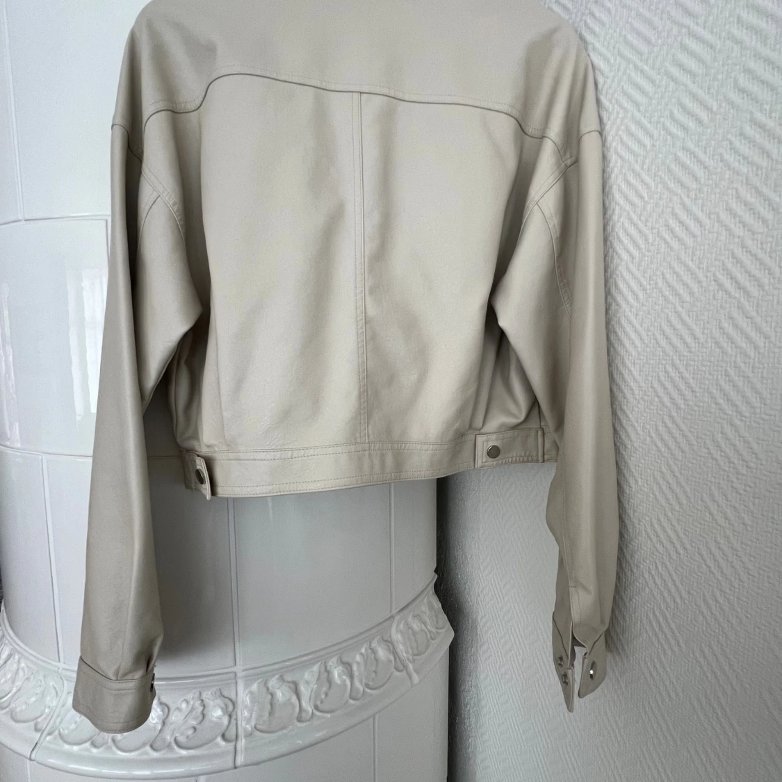 Beige croppad skinnjacka från NA-KD - 1