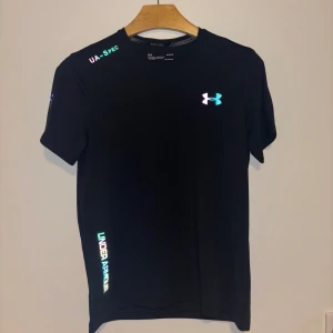 Svart Under Armour t-shirt - Pris går att diskuteras. Skriv gärna om du har frågor. Storlek M passar S