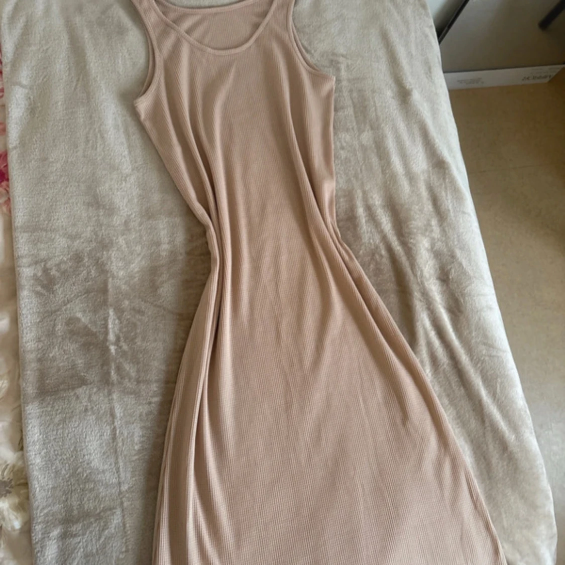 Beige ribbad långklänning
