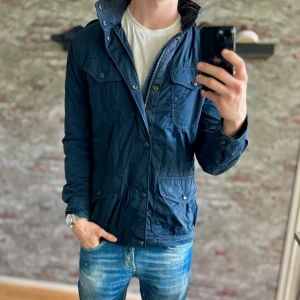Ralph Lauren Field Jacket - Bra skick, inga skador men lite smutsig på magen(syns endast i vissa ljus typ med blixt). Storlek 48/S passar dig som är mellan 175-185cm. Nypris ca 5000kr. Modellen är 185 cm, 79 kg. Jackan är fodrad så passar bra nu till höst och vinter. Skriv för mer information!🤝