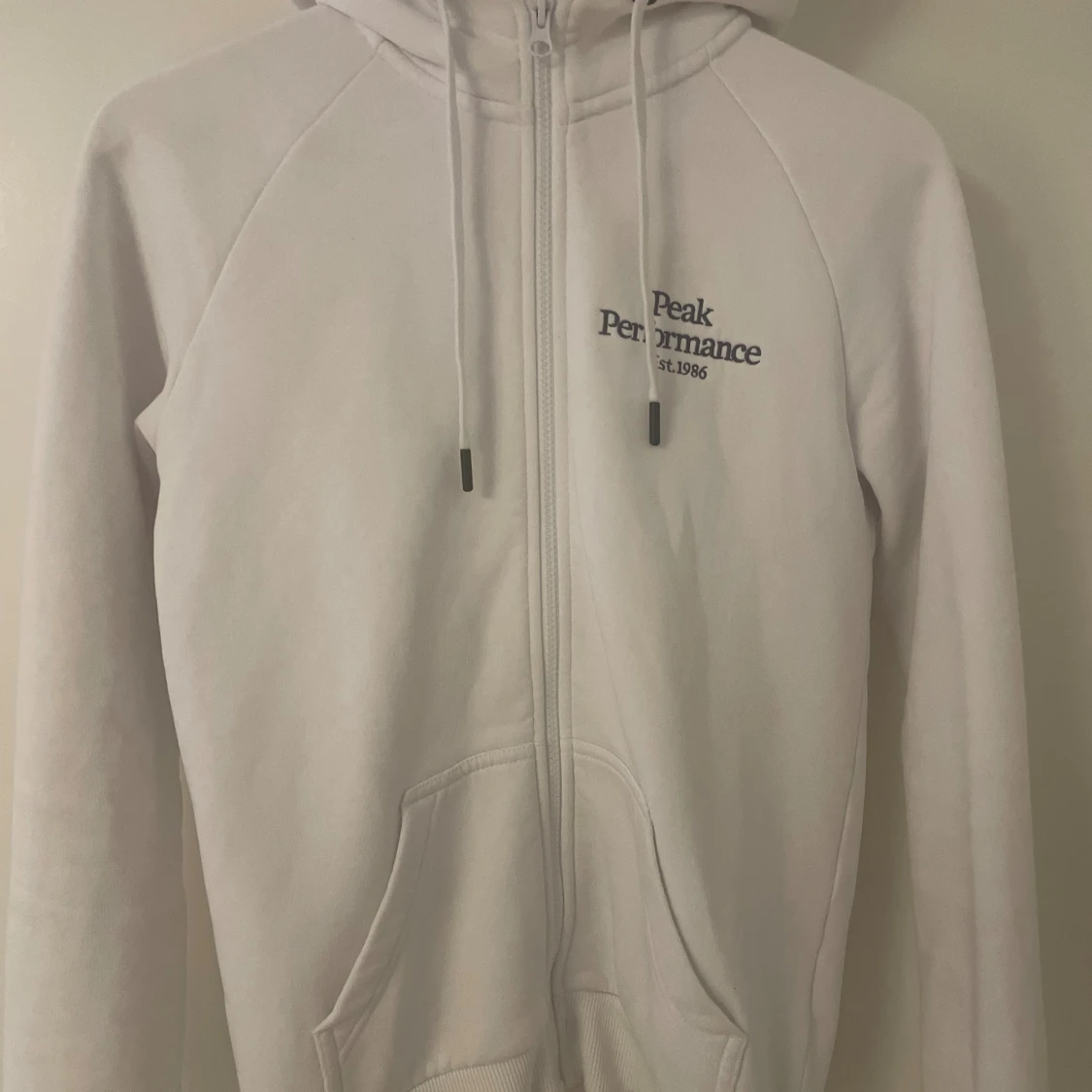 Vit hoodie från Peak Performance