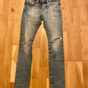 Hysteric Glamour  - Säljer min killes hysteric glamour jeans då dom är lite små på han. De har en fin wash och en slim fit🤞  Midja: 38 cm Längd: 102 cm Benöppning: 15