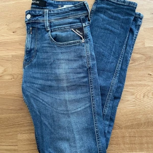 Replay Anbass blå jeans herr - Snygga blå Replay Anbass jeans, som är perfekta nu inför hösten. Riktigt bra passform, storlek W30. Priset är inte skrivet i sten så kom gärna med förslag, och tveka inte att höra av er vid minsta fråga.