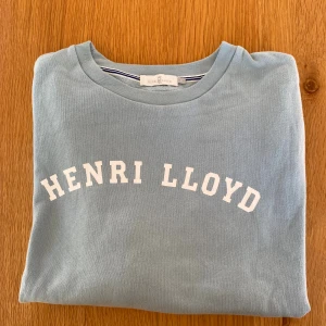 Ljusblå sweatshirt - Sweatshirt från Henri Lloyd.   Rensar ur min garderob från en hel del oanvända kläder🌼 Om du ser något mer i min profil som du gillar så skickar jag med det till dig också!😊 Fler kläder kommer! 