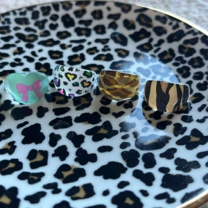 Ringar - Säljer ringar med inspiration av 2000-talet. Olika design och säljer eftersom att de är lite för små för mig 