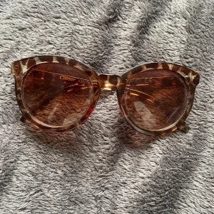 Runda solglasögon🤍 - Snygga solglasögon från Glitter med rund form och leopardmönstrad båge i bruna och beige toner. Glasen är lätt tonade i brunt och bågarna är tillverkade i plast. Perfekt accessoar för att lyfta din stil med en cool retrovibe🫶🏻