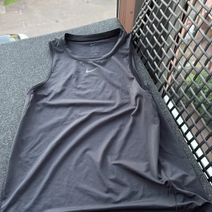 Svart Nike Dri-FIT linnetopp XS - Sportig svart linnetopp från Nike med Dri-FIT-teknologi som är luftigt och skönt att träna med🖤