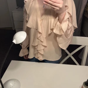 Zara blus - Säljer denna Zara blus som inte kommer till användning 💖💖 I mycket bra skick!