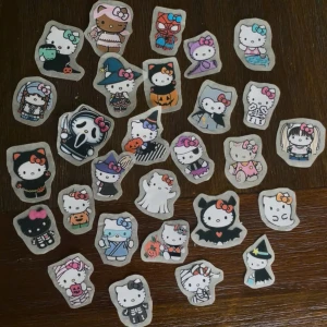 Hello kitty klistermärken  - Hello kitty klistermärken med halloween tema🩷 28 st klistermärken, finns mer klistermärken och andra hello kitty saker kommer snart!! 