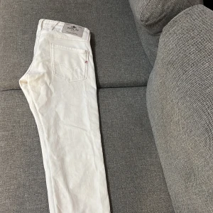 Vita Replay Anbass jeans storlek 30/32 - Snygga vita jeans från Replay, modell Anbass. Klassisk femficksdesign med Replay-logga på bakfickan och patch på linningen. Byxorna har en slim passform och är tillverkade i mjukt bomullsmaterial med lite stretch för extra komfort. Nypris: 1199kr mitt pris 500kr
