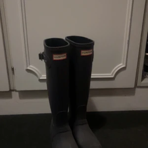 Hunter stövlar - Super fina trendiga stövlar från märket hunter, aldrig använda och köpa för ca 1550 nåt. Passsar mig som har 36/38 ibland. Priser går diskutera.❤️❤️