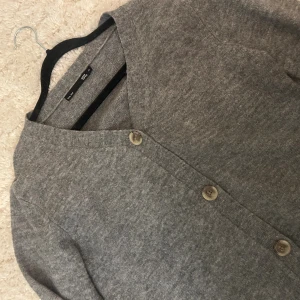Grå kofta  - Så fin mysig grå kofta med knappar från lager, använd fåtal gånger❤️