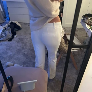 Vita kostymbyxor bikbok - Säljer ett par fina kostymbyxor från bikbok