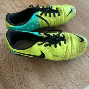 Nike fotbollsskor i gul och turkos - Nike CTR360. Säljs nya för 5000 idag på hemsidor mkt svåra o få tag i . Mycket speciella o sällsynta skor. 
