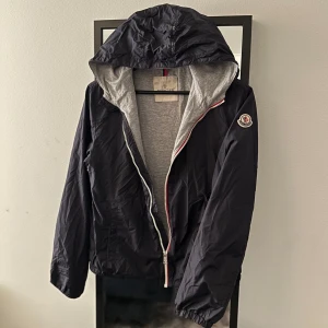 Moncler Windbreaker - Säljer en moncler windbreaker🇫🇷Stl 14y anni 164cm, passar XS/S! Jackan är ifrån moncler som är ett franskt märke, den passar till alla tillfällen och en speciell tusch till din outfit🔥 Den är i ett riktigt bra skick, 9/10! Nypris: cirka 6/7000kr,    mitt pris: 2299kr