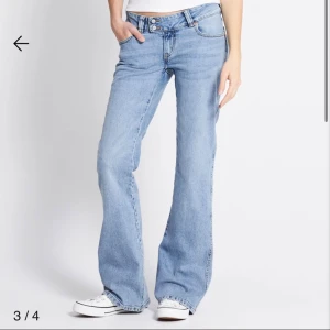 Ljusblå bootcut jeans med broderi - Dessa skitsnygga jeans från lager157, säljer för att de inte kommer till användning! 💕