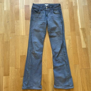 Grå bootcut jeans med dubbla knappar - Gråa jeans med nyans av olika grå, pris kan sänkas 